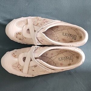 Cute Sketchers casual shoes with flowers